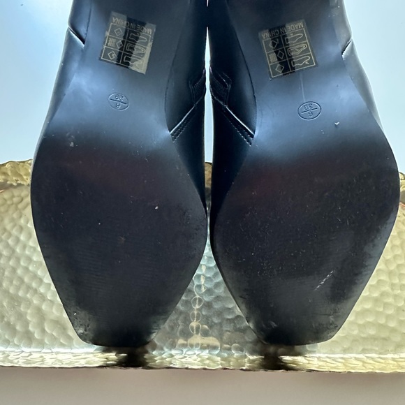 **SOLD** Nasty Gal BOX Square Toe Heeled Chelsea
Boots. Size 8 - Picture 5 of 7